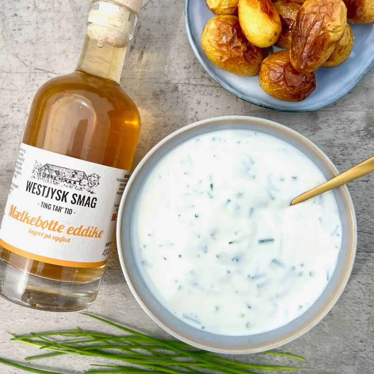 Creme fraiche dressing med mælkebøtte eddike